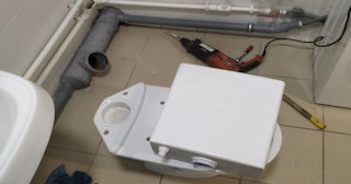 Установка напольного унитаза в Россоши: монтаж под ключ от СантехДомРсс от 5214 рублей.